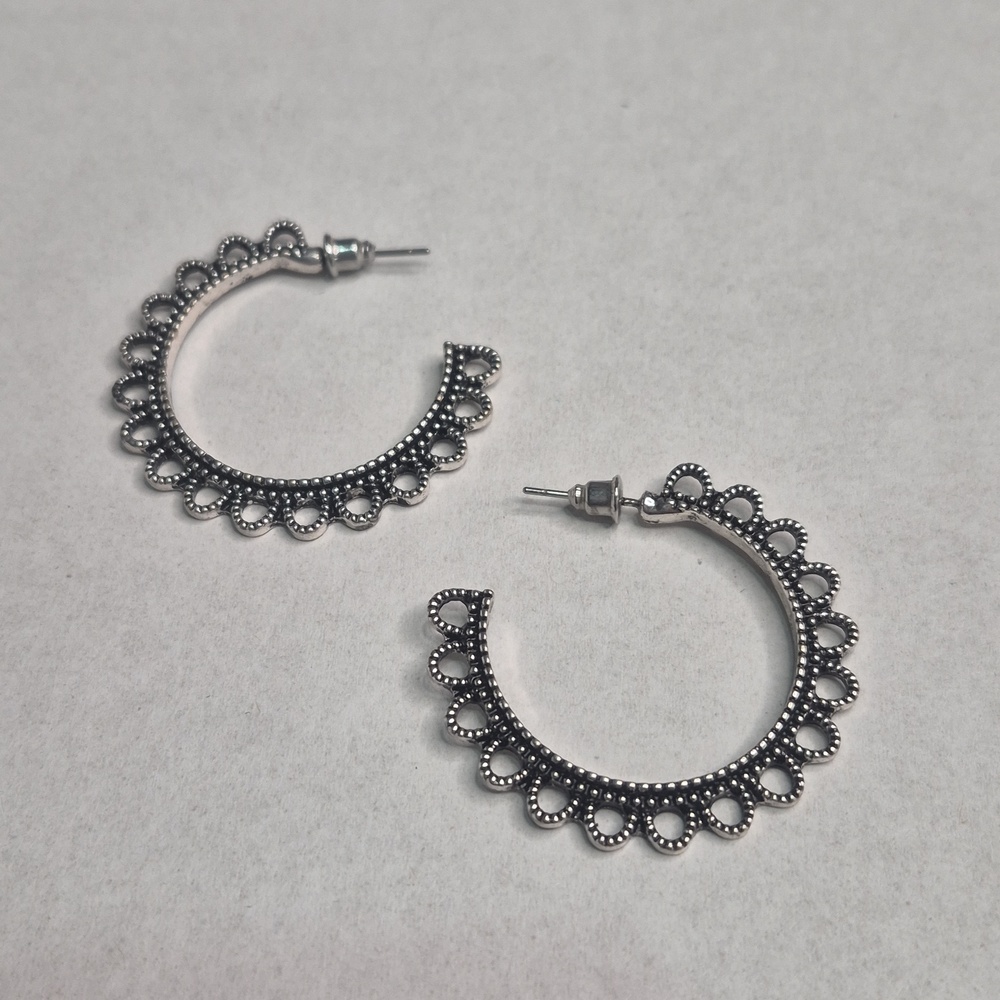 🎀3/$24- Silver Filigree Hoop Earrings w/ Scalloped Edge Details
